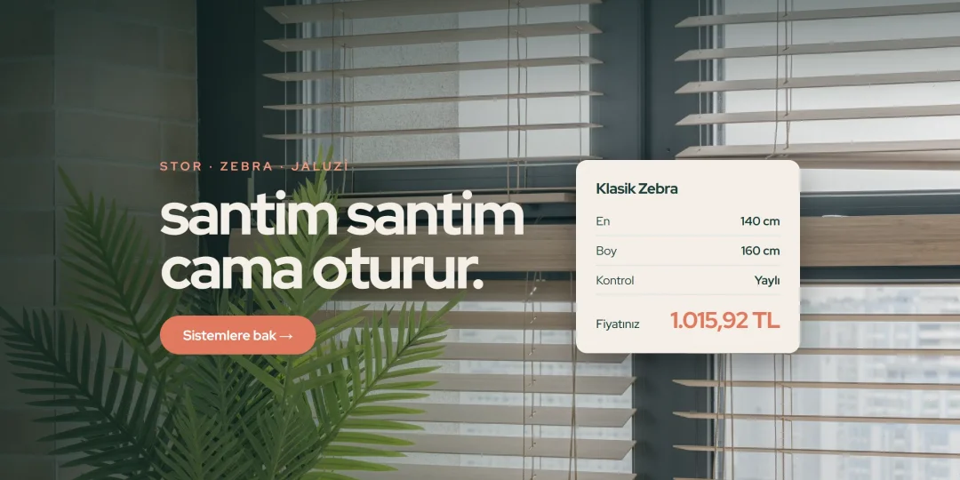 Geniş camlı çalışma köşesinde jaluzi ve bitki